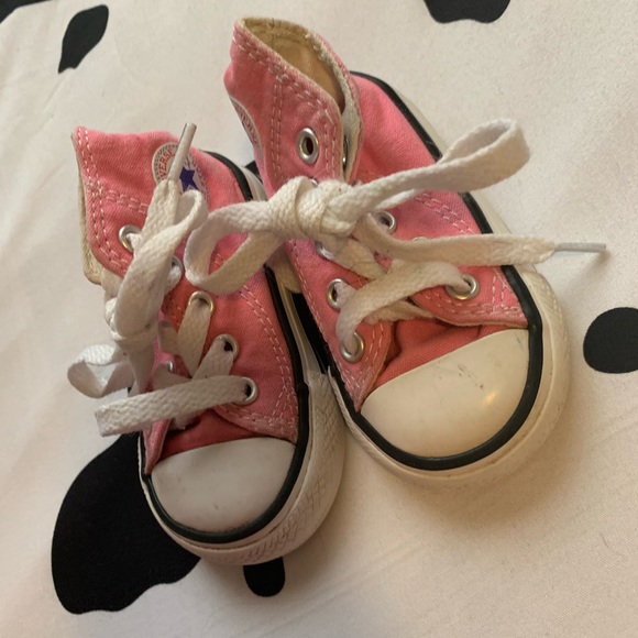 Pink converse - Picture 2 of 3